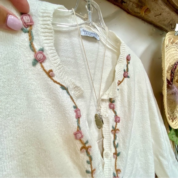 Vintage Sweaters - Farmhouse prairie vibe vintage floral embroidered boho vintage cardigan sweater